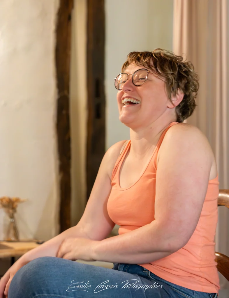 Portrait de Cécile Miolanne pendant l'animation de l'un de ses ateliers d'écriture ludique et créative à Billom