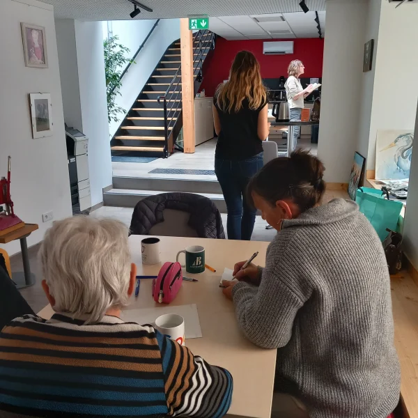 5 participants explorant un jeu d'écriture pendant un atelier d'écriture ludique et créative à Issoire