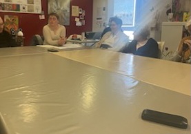 Atelier d'écriture Récit de Vie en EHPAD. Des personnes âgées sont assises autour d'une table et échangent sur leur histoire