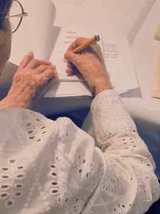 Personne âgée signant le Récit de Vie de l'EHPAD Maisonnée Boisvallon