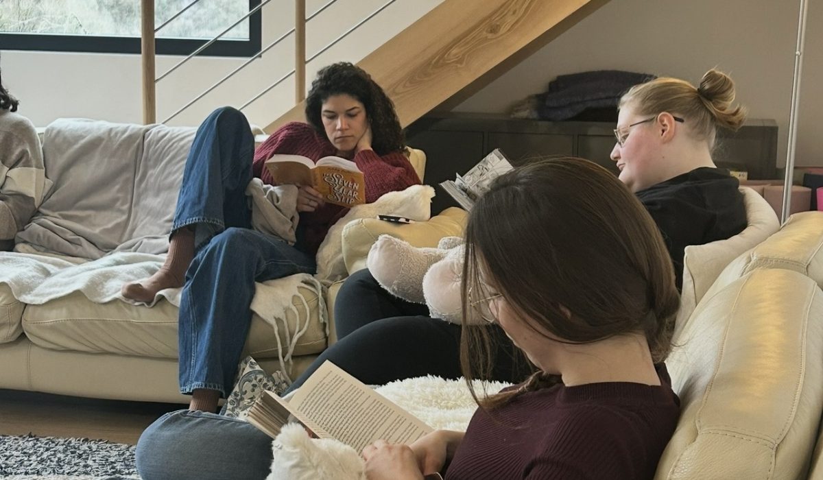 Participante lisant leur livre pendant une retraite littéraire