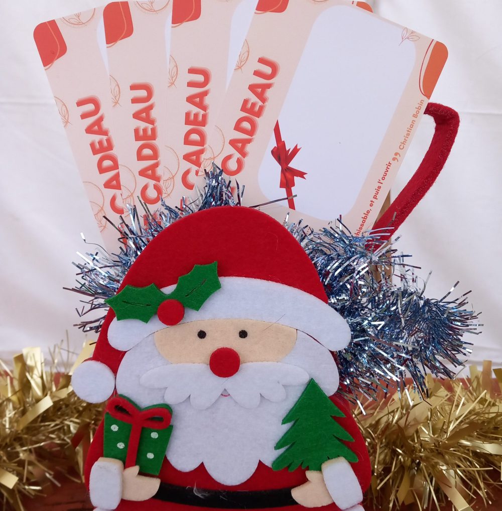 Bons cadeaux atelier d'écriture insérés dans un panier en forme de Père Noël.